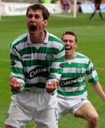 Celtics Chris Sutton jubler efter sin scoring mod Motherwell. Med to Motherwell-mål i de sidste to minutter tabte Celtic og Sutton dog mesterskabet på gulvet. - Foto: AP 