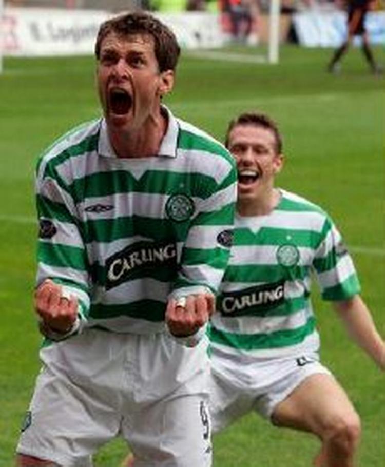 Celtics Chris Sutton jubler efter sin scoring mod Motherwell. Med to Motherwell-mål i de sidste to minutter tabte Celtic og Sutton dog mesterskabet på gulvet. - Foto: AP 