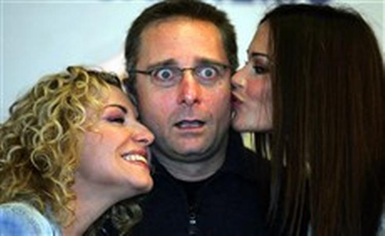 Paolo Bonolis i klemme mellem to kolleger. Den 44-årige quiz-vært tjener kassen på sin 'kunst'. - Foto: AP 