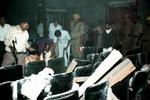 Indisk politi undersøger en biograf i hovedstaden New Delhi, efter at en bombe placeret under et af sæderne sprang og dræbte en og sårede mere end 40. - Foto: AP 