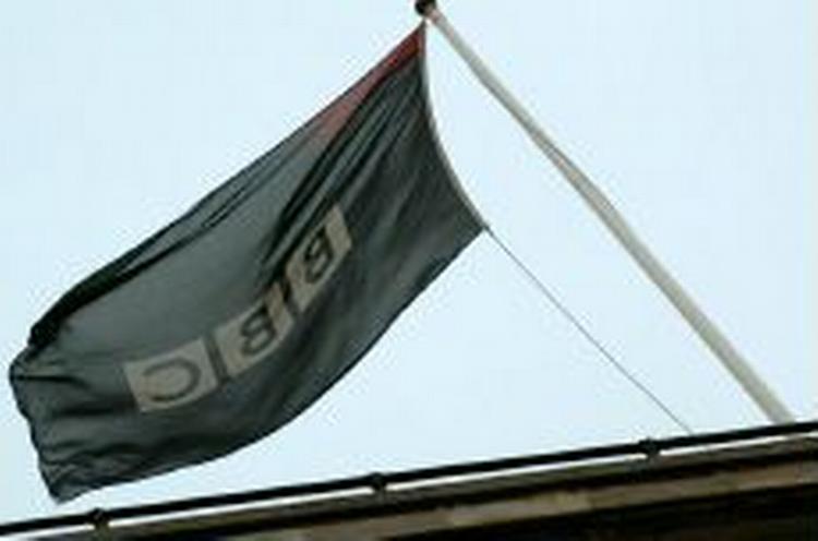 11.000 af BBC's 28.000 ansatte har i dag nedlagt arbejdet i protest mod ledelsens planer om nedskæringer af op mod 4.000 arbejdspladser. - Foto: AP 