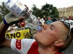 Michael Rasmussen slukker tørsten efter VM i Verona 2004. - Arkivfoto: Claus Bonnerup 