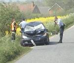 Politifolk undersøger den havarerede bil - en Peugeot 607 - efter ulykken. - Foto: Localeyes 
