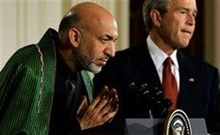 Præsidenterne Karzai og Bush under det fælles pressemøde.   Foto: Scott Applewhite/AP 