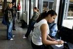 På Bramdrup Skole i Kolding er der kontant afregning, hvis eleverne forbryder sig mod tøjreglerne. Her Elisabeth, Andreas, Danielle og Gada   alle klædt på efter bogen.   Foto: Rasmus Baaner 
