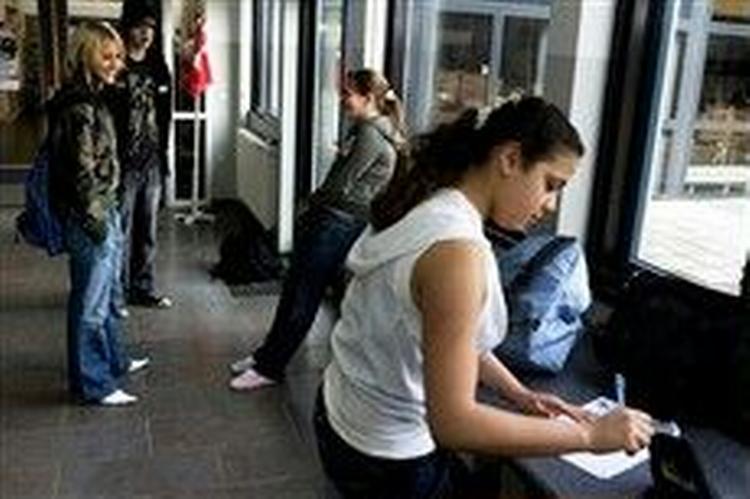 På Bramdrup Skole i Kolding er der kontant afregning, hvis eleverne forbryder sig mod tøjreglerne. Her Elisabeth, Andreas, Danielle og Gada   alle klædt på efter bogen.   Foto: Rasmus Baaner 
