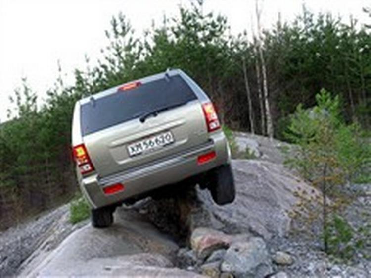 Der hænger den så, den store Jeep Grand Cherokee. Men den kom faktisk sikkert ned igen. 
