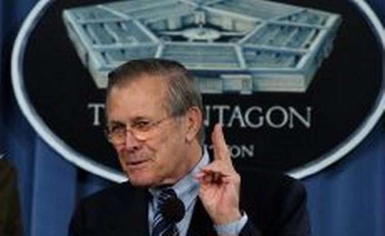 Aftalen er indgået med chefen for det amerikanske forsvarsministerium, Donald Rumsfeld. - Foto: AP 
