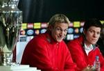 Sami Hyypiä og Xabi Alonso fra Liverpool skævede på gårsdagens pressemøde af og til over på den store pokal, der skal spilles om i aften.   Foto: D. Vranic/AP 