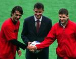 Anførerne mødes. Paolo Maldini (tv.) trykker hånd med Liverpools Steven Gerrard under gårsdagens træning. Manuel Enrique Gonzalez, der skal dømme kampen, sørger for at alt går rigtigt for sig. - Foto: A 
