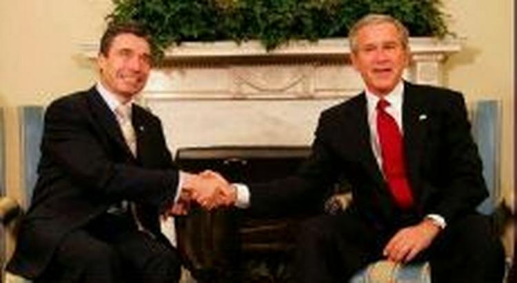 Anders Fogh Rasmussen har besøgt George W. Bush fire gange i Washington. Nu kommer den amerikanske præsident til Danmark. - Arkivfoto: AP 