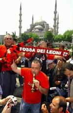 En gruppe Milan-fans hygger sig inden kampen i Istanbuls Sultanahmet-område. - Foto: AP. 