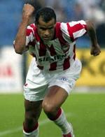 Rivaldo jubler over sit mål og det græske mesterskab. - Foto: AP 
