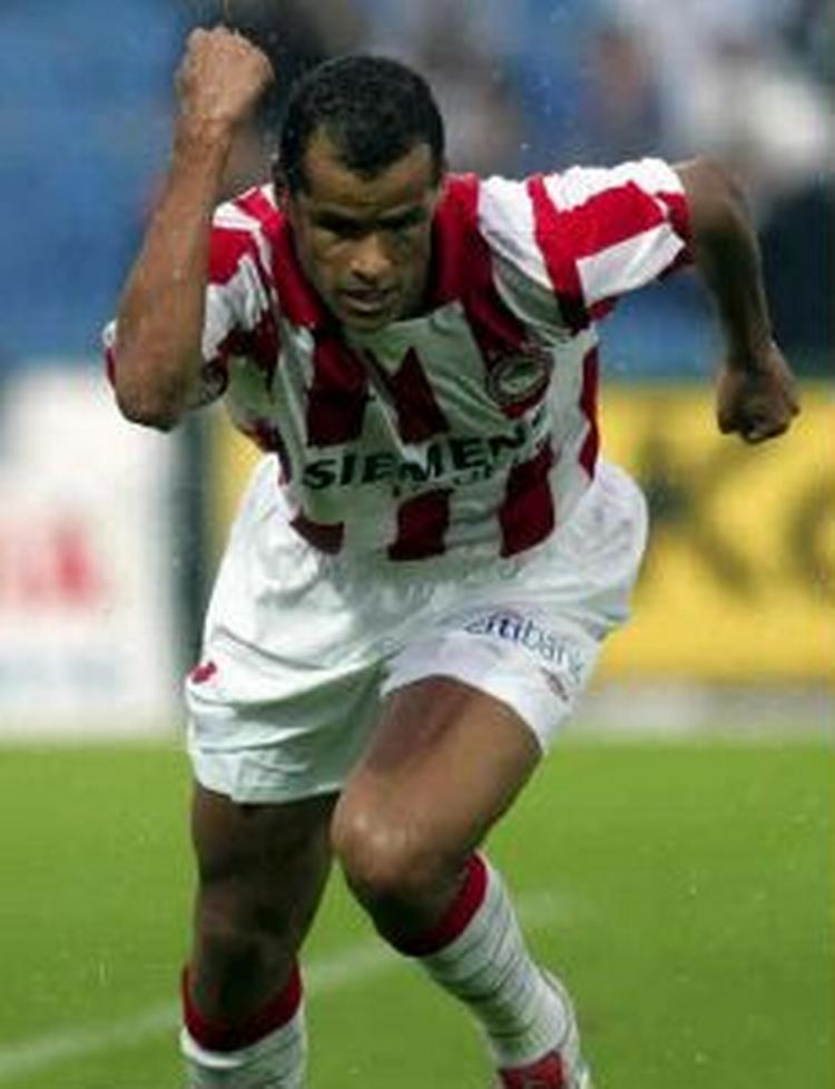 Rivaldo jubler over sit mål og det græske mesterskab. - Foto: AP 