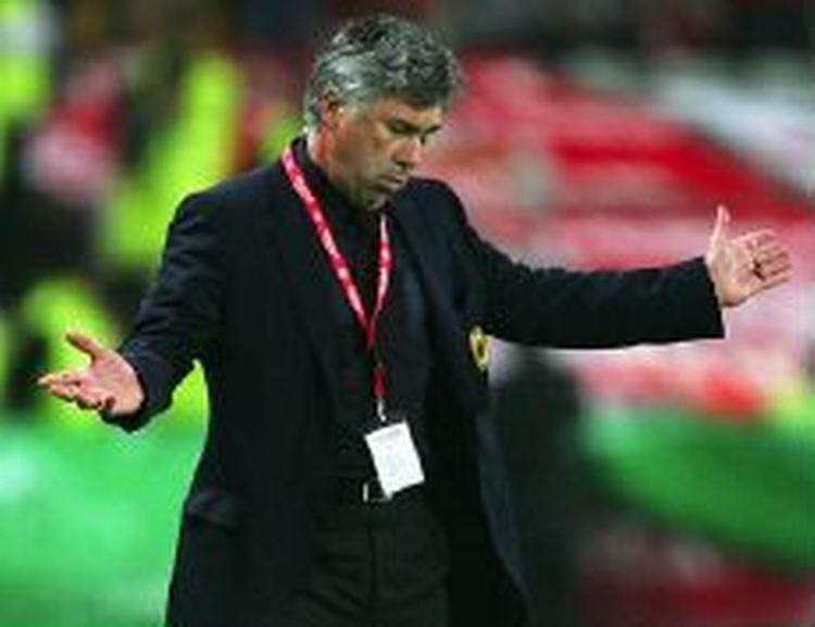 Carlo Ancelotti har svært ved at forklare, hvad da skete, da Liverpool i 54., 56, 60. minut indhentede Milan. - Foto: AP 