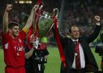 Gerrad løfter trofæet sammen med manager Benitez. - Foto: AP 