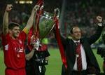 Træner Benitez (t.h.) mener selvfølgelig at Liverpool skal have mulighed for at forsvare deres trofæ. - Foto: AP 