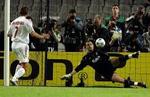 Jerzy Dudek redder Andrej Sjevtjenkos starffespark og sikrer Liverpool sejren. - Foto: AP. 