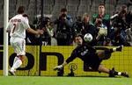 Dudek har kigget Sjevtjenko ud og kaster sig til den rigtige side. - Foto: AP 