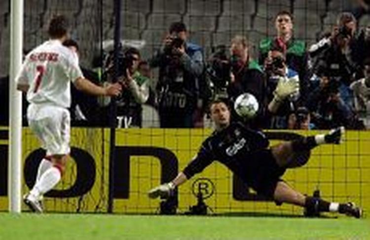 Dudek har kigget Sjevtjenko ud og kaster sig til den rigtige side. - Foto: AP 