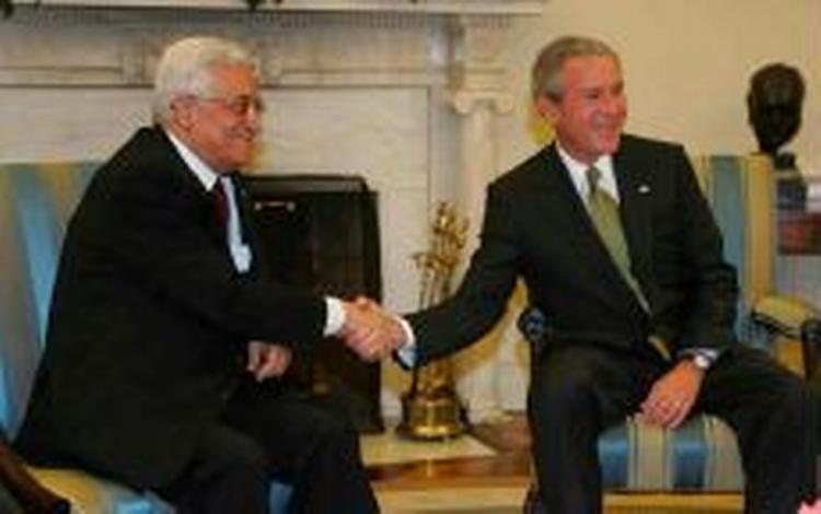 Det obligatoriske håndtryk i det Ovale Værelse, da Bush og Abbas holdt møde i dag. - Foto: AP 