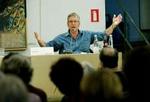 ENKEL HISTORIE. Det kom som en overraskelse for forfatteren Amos Oz, at hans erindrings-roman 'En fortælling om kærlighed og mørke' er blevet så stor en succes.   Foto: Camilla Stephan 