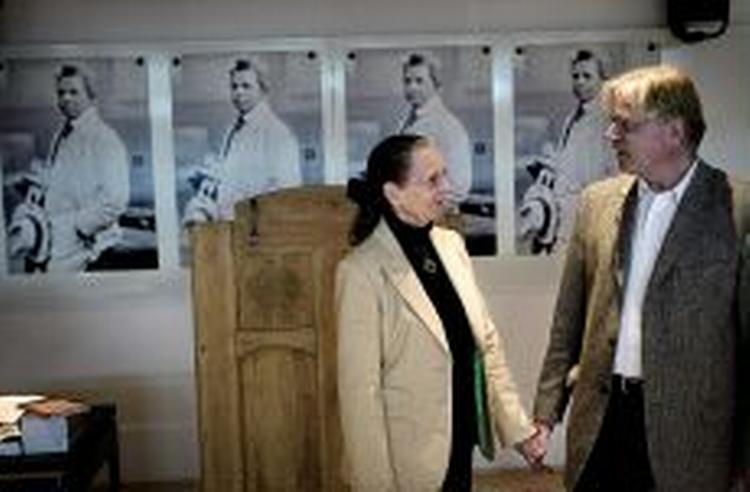 FAMILIE. Joan Curran, datter af Carl Nielsens første søn, Carl August Hansen, som han fik uden for ægteskab, og forfatteren John Fellow, der står bag udgivelsen af Carl Nielsens breve.   Foto: Anders Birch 