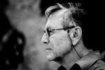 PALÆONTOLOGEN. Amos Oz betragter sig selv som en forsker, der ud af en enkelt knogle forsøger at genskabe et komplet dyr fra fortiden. Blot er dinosauren staten Israel med sin umulige historie.   Foto: Camilla Stephan 