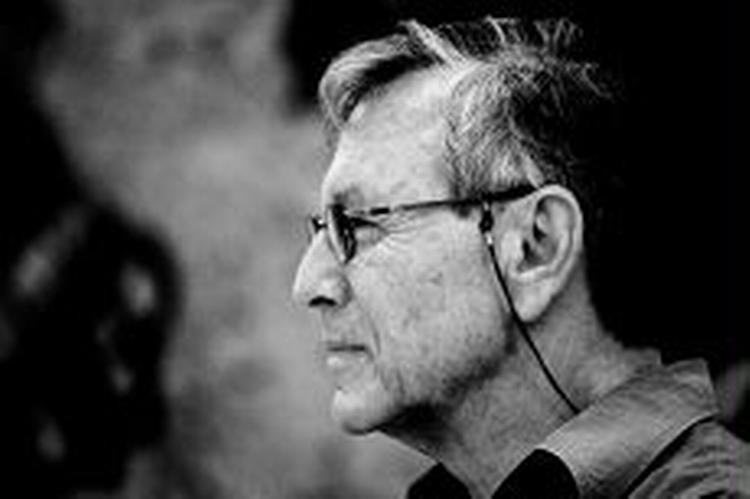 PALÆONTOLOGEN. Amos Oz betragter sig selv som en forsker, der ud af en enkelt knogle forsøger at genskabe et komplet dyr fra fortiden. Blot er dinosauren staten Israel med sin umulige historie.   Foto: Camilla Stephan 