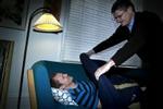 SOV SØDT. Mogens Lykketoft putter Jeppesen på sofaen i Odensegade.   Foto fra bogen: Nikolaj Svane 
