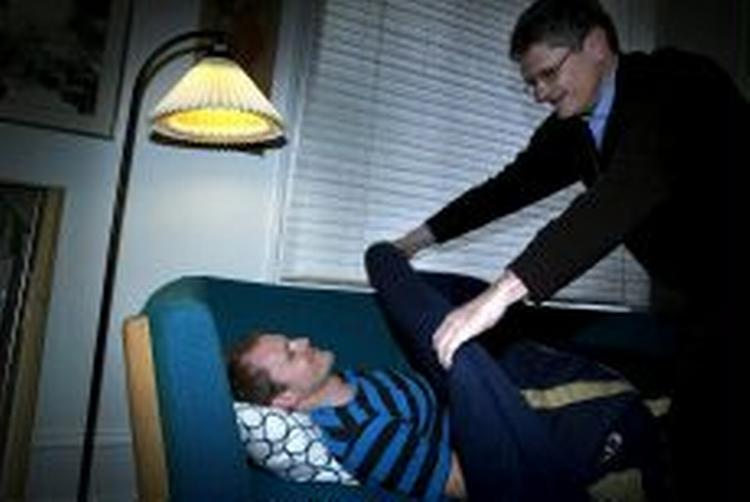 SOV SØDT. Mogens Lykketoft putter Jeppesen på sofaen i Odensegade.   Foto fra bogen: Nikolaj Svane 