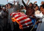 Pakistanere giver vreden los i havnebyen Karachi. - Foto: AP 