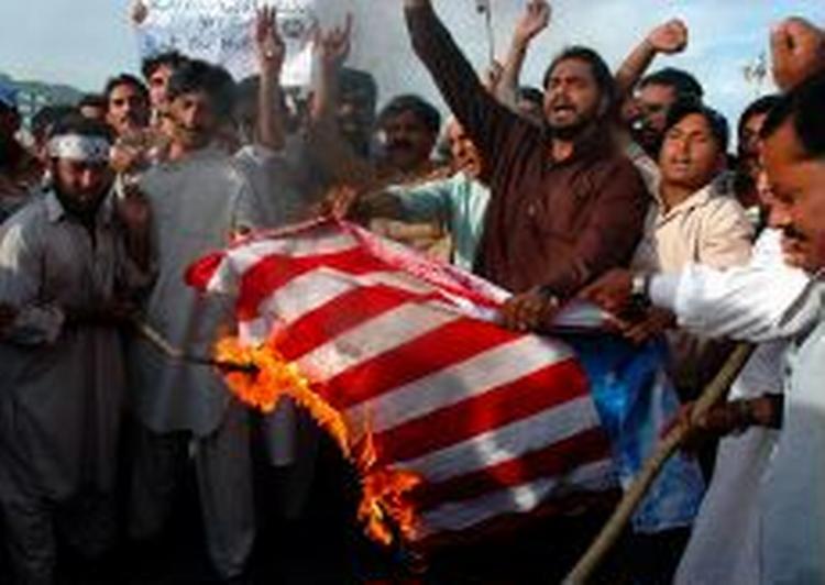 Pakistanere giver vreden los i havnebyen Karachi. - Foto: AP 