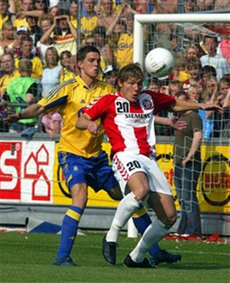 Stortalenterne Daniel Agger og Simon Bræmer havde ikke blot direkte konfrontationer, men også en målduel. Den endte lige som kampen uafgjort, da begge U21-landsholdsspillerne scorede to gange.   Foto: Ole Kjær 