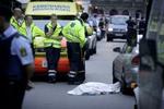 Redningsfolk ved Café Rust på Nørrebro i København, hvor en person lørdag aften mistede livet efter at være ramt af skud. - Foto: Jens Dresling 