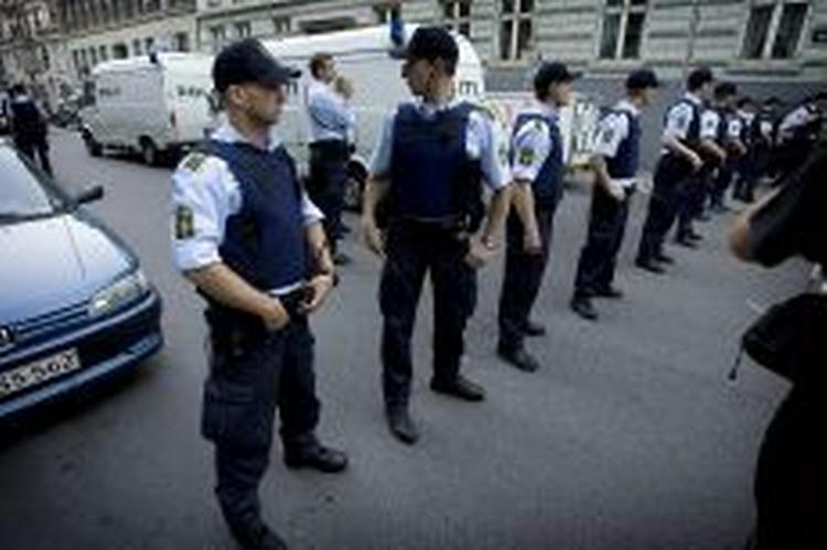 Politiet mødte talstærkt op kort efter skudepisoden. - Foto: Jens Dresling 