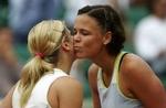 Kindkys og videre til kvartfinalen for Lindsay Davenport. - Foto: AP 