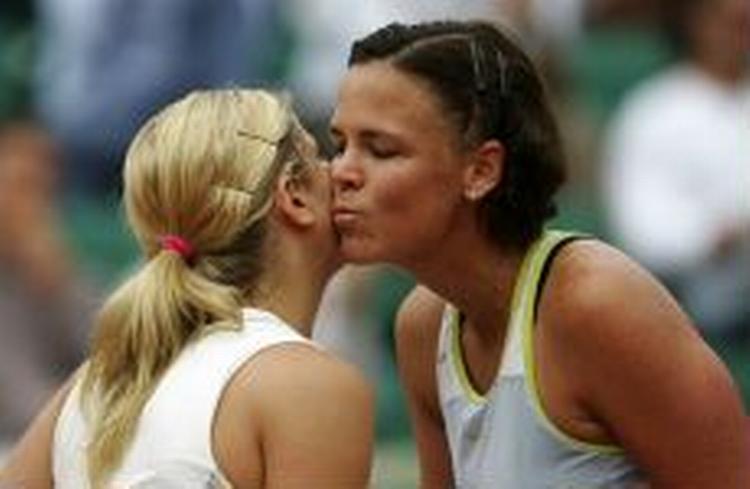 Kindkys og videre til kvartfinalen for Lindsay Davenport. - Foto: AP 