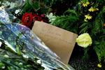 I går voksede mængden af blomster og hilsener ved indgangen til Rust, hvor en 24-årig lørdag aften blev slået ihjel ved en skudveksling. - Foto: Camilla Stephan 