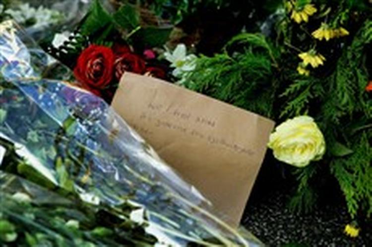 I går voksede mængden af blomster og hilsener ved indgangen til Rust, hvor en 24-årig lørdag aften blev slået ihjel ved en skudveksling. - Foto: Camilla Stephan 