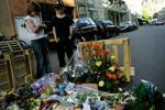 Mange mennesker har lagt blomster natteklubben Rust på Nørrebro. - Foto: Camilla Stephan 