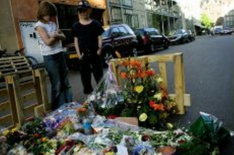 Mange mennesker har lagt blomster natteklubben Rust på Nørrebro. - Foto: Camilla Stephan 