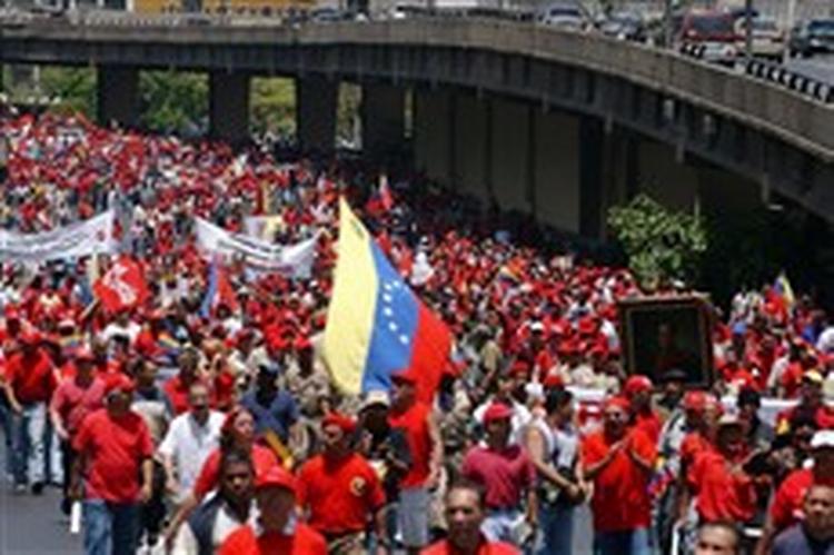 Titusindvis af venezuelanere gik på gaden i Caracas i protest mod, at USA ikke vil udlevere terrormistænkt til retsforfølgelse.   Foto: Fernando Llano/AP 