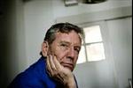 TRO, HÅB OG ... HUMOR. »Folk, der kan grine af sig selv, vil være immune over for fanatisme«, siger Amos Oz.   Foto: Mads Nissen 