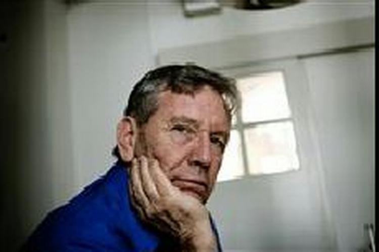 TRO, HÅB OG ... HUMOR. »Folk, der kan grine af sig selv, vil være immune over for fanatisme«, siger Amos Oz.   Foto: Mads Nissen 