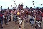 Kongen af Swaziland, Mswati, der her danser forrest ved en ceremoni i 2002 mødte samme år sin nyeste hustru. - Foto: Jesper Strudsholm 