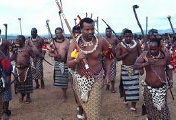 Kongen af Swaziland, Mswati, der her danser forrest ved en ceremoni i 2002 mødte samme år sin nyeste hustru. - Foto: Jesper Strudsholm 
