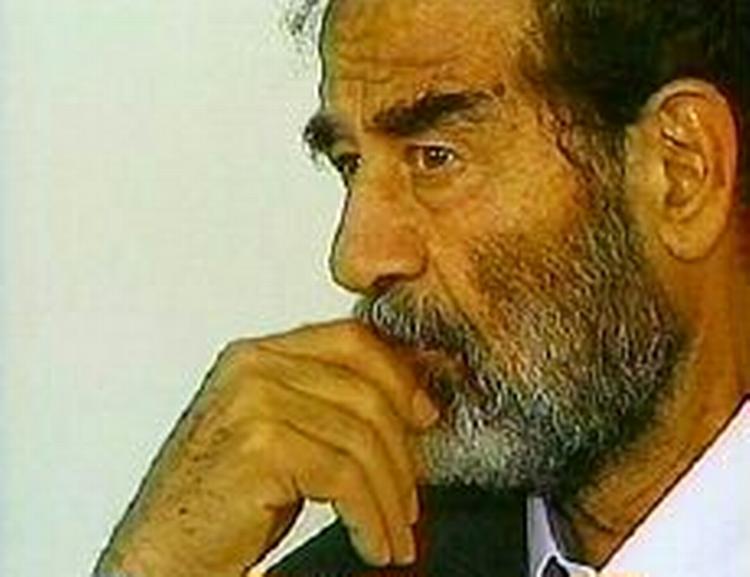 Saddam Hussein, her fotograferet sidste år i fangeskab, skal nu snart for en dommer. - Foto: AP 