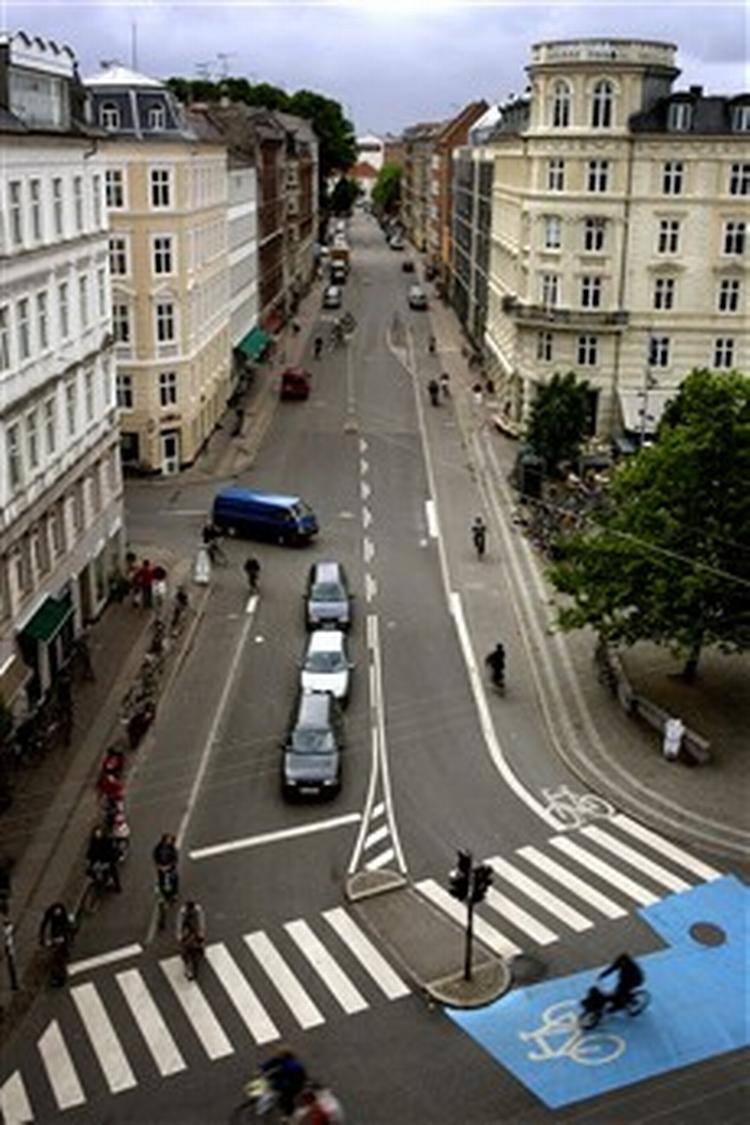 Guldbergsgade på Nørrebro, hvor en mand blev dræbt og en anden såret af skud, da de overfaldt en dørmand ved Rust.   Foto: Martin Lehmann 