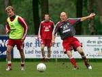 Thomas Gravesen trykker af foran Hjalte Nørregaard, der er en af de nye i landsholdstruppen før morgendagens kamp mod Finland.   Foto: Lars Poulsen 